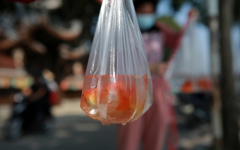 Cá chép đỏ đắt hàng ngày tiễn 'ông Công, ông Táo'