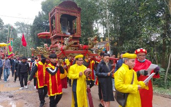 Hàng ngàn người rước sắc phong bảo vật của vua Hàm Nghi