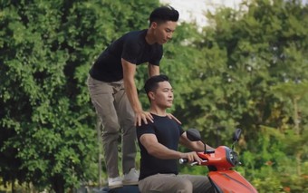 Giữa 'bê bối' của Ngọc Trinh, ai là người đã tung clip không đội mũ bảo hiểm, làm xiếc trên xe của Quốc Cơ - Quốc Nghiệp?