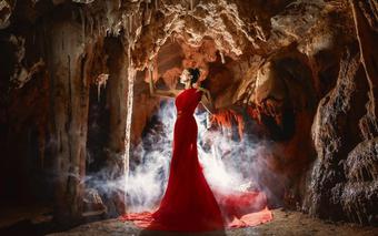 H'Hen Niê khoe vẻ ma mị trong hang động Quảng Bình