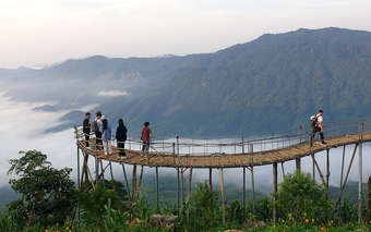 Nơi trước kia nổi tiếng vì buôn bán hàng cấm, giờ chuyển mình thành điểm săn mây đẹp mê lòng người