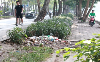 Rác ngổn ngang ven hồ nước rộng hơn 70ha của Hà Nội