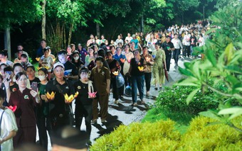 Lên chùa dự lễ Vu Lan, cô gái mồ côi mẹ 24 năm bật khóc nức nở