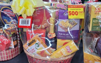 Giỏ quà Tết 'lên kệ' sớm phục vụ người tiêu dùng, giá chỉ từ 99.000 đồng