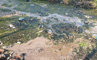 Nam Định: Sông, kênh mương xung quanh làng nghề tái chế nhôm đặc quánh, bốc mùi