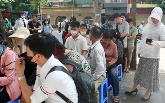 Người dân 'đội nắng', xếp hàng ở các Ngân hàng chờ đến lượt mua vàng miếng SJC