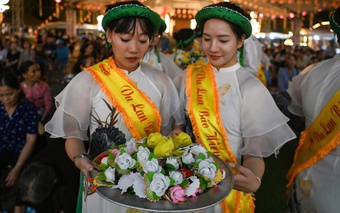 Cài bông hồng lên ngực áo trong đêm Vu Lan, xúc động khi nhắc đến công cha nghĩa mẹ