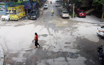 Hà Nội: Thêm một ngõ trên địa bàn quận Cầu Giấy xuất hiện nhiều 'ổ voi' 'bẫy' người đi đường