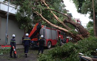 Hà Nội: Đường phố vẫn ngổn ngang, giao thông ùn tắc nghiêm trọng sau bão số 3