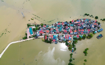 Ngoại thành Hà Nội ngập sâu, người dân phải bơi thuyền trên tỉnh lộ