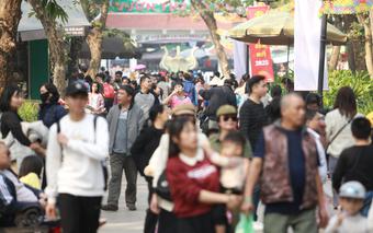 Vườn thú Hà Nội thu hút hàng chục nghìn người trong ngày nghỉ Tết Dương lịch 2025
