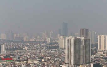 Nhà cao tầng chìm trong 'sương mờ', Hà Nội ô nhiễm nghiêm trọng