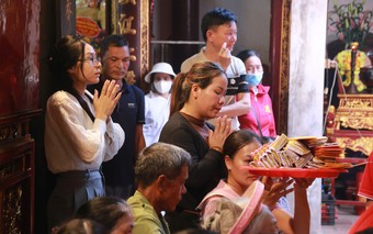 Lễ hội đền Trần ở Ninh Bình thu hút người dân đến dâng lễ cầu may