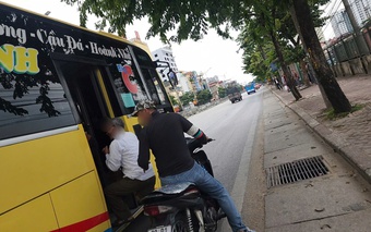 Hỗn loạn ở bến xe Giáp Bát: Xe khách 'vô tư' dừng xe đón khách ở đường Giải Phóng, tiềm ẩn nguy cơ tai nạn