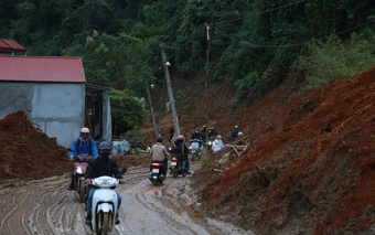 Nhiều tuyến đường liên xã ở Thái Nguyên sạt lở, người dân liều mình vượt qua điểm nguy hiểm