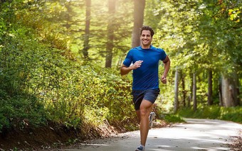 Người huyết áp cao chạy bộ: Lợi hay hại? Bác sĩ chỉ rõ giới hạn an toàn cần biết