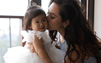 Con gái Á hậu Hoàng My gây chú ý trong ngày sinh nhật mẹ