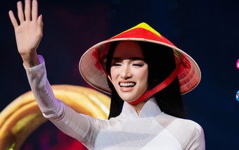 Trọn vẹn khoảnh khắc Hương Giang tỏa sáng trong tà áo dài trắng tại Miss Universe 2025