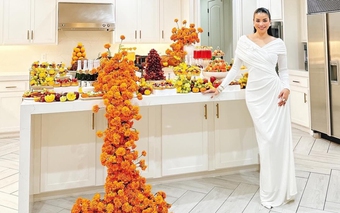 Hoa hậu Phạm Hương khoe bàn tiệc Tạ ơn rực sắc cam