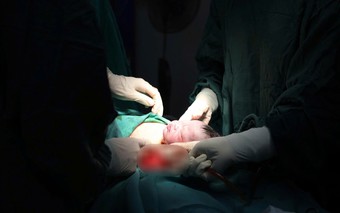 Thâm nhập hậu trường một ca mổ lấy thai ở Ninh Bình: Hành trình đưa 'thiên thần' ra đời