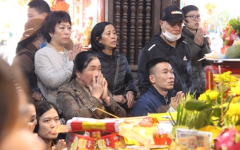 Người dân nườm nượp đến cầu an đầu năm ở Phủ Dầy, Nam Định