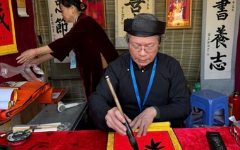 Dịch vụ xin chữ tại Văn Miếu - Quốc Tử Giám 'đắt khách' những ngày đầu Xuân Ất Tỵ 2025