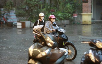 Hà Nội: Mưa tầm tã xua tan cái nắng 'đầu' hè