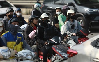 Người dân ùn ùn 'rời' Hà Nội dịp nghỉ lễ