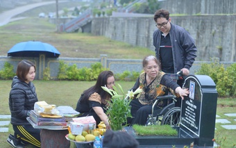 Con dâu Hà Nội sắm lễ, đưa mẹ chồng hơn 80 tuổi ngồi xe lăn lên nghĩa trang  cúng Tết thanh minh