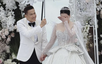 Hồ Quỳnh Hương được bố đẻ dắt tay vào lễ đường, bật khóc trong giây phút trọng đại