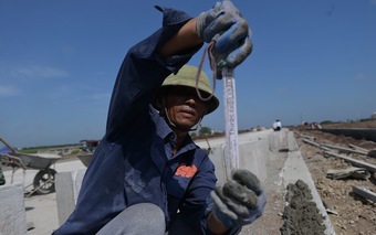 Công nhân phơi mình trong chảo lửa để thi công tuyến đường 6.400 tỷ đồng ở Nam Định