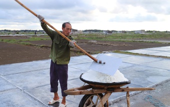 Nghề làm muối bên cửa biển Lạch Quèn