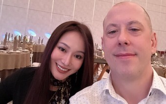 Nữ ca sĩ Hà Nội một năm mới 'làm dâu' một lần, trổ tài làm nem rán đặc sản Hà Nội giòn ngon, chuẩn vị đãi nhà chồng Tây