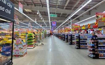 Bão số 3 Wipha đang đi qua Thủ đô, siêu thị vắng vẻ, người dân bình tĩnh mua thực phẩm