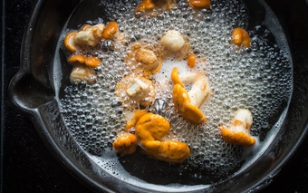 8 mẹo giúp món chiên không bắn dầu, giòn rụm lâu