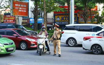 Nhiều phương tiện vẫn đi 'nhầm' làn ở đường Võ Chí Công, lực lượng CSGT vất vả điều tiết