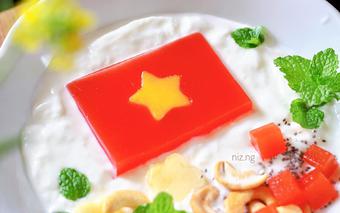 Mẹ đảm ở Hà Nội chỉ cách làm thạch rau câu cờ đỏ sao vàng cực đơn giản, mừng ngày đại lễ 2/9