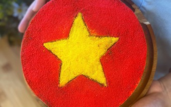 Con dâu xúc động kể về chiếc bánh Tiramisu màu cờ Tổ quốc tự tay làm tặng bố chồng