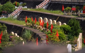 Sắc cờ đỏ phủ kín hàng ngàn mộ phần, tưởng nhớ công ơn người đã khuất dịp Quốc khánh 2/9