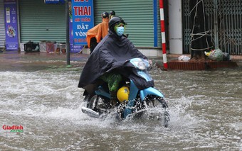 Mưa lớn khiến nhiều tuyến phố Hà Nội vẫn chìm trong nước, cảnh báo ngập sâu ven sông do lũ đạt đỉnh