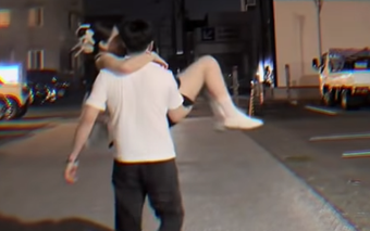 Chồng đi Nhật quay video bế cô gái lạ, người vợ ở Việt Nam tá hỏa