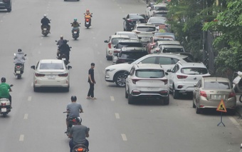 Ô tô chiếm vỉa hè, 'xếp hàng' dưới lòng đường Phạm Văn Đồng ở Hà Nội