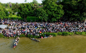 Hàng nghìn người 'ken đặc' bờ sông Hương xem đua ghe ngày Quốc khánh