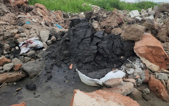 Ninh Bình: Chất thải rắn đổ tràn lan ven đường ở Ý Yên