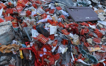 Mỹ phẩm ngoại vừa biến mất, nghìn ống thực phẩm bổ sung lại 'phủ đỏ' bãi rác tự phát ở Từ Liêm