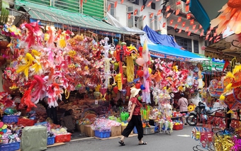 Sắc đỏ rực rỡ phủ kín phố Hàng Mã, Hàng Lược, sản phẩm phục vụ Tết Trung thu đa dạng mẫu mã và giá bán