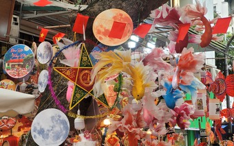 Trung thu 2025: Mô hình 'cá chép trông trăng' gây sốt, giá bán lên đến 550.000 đồng/sản phẩm