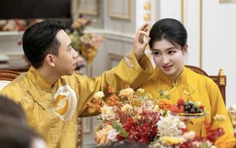 Chồng Á hậu Phương Nhi tình cảm nắm chặt tay vợ