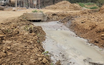 Chùm ảnh: Dọc tỉnh lộ 259 ở Thái Nguyên đầy bụi, nước thải bê tông chảy tràn ra môi trường