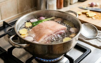 Luộc thịt cho vào nước lạnh hay nước sôi để thịt mềm, ngọt và không khô? Tiết lộ thú vị từ đầu bếp